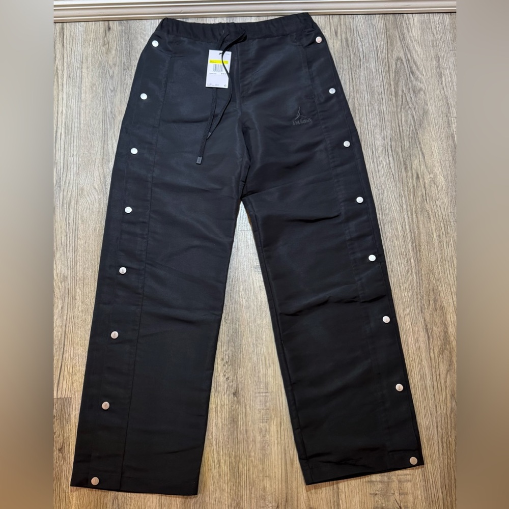 JORDAN BRAND
A MA MANIÉRE X JORDAN BRAND SNAP TRACK PANTS
DV7458-010